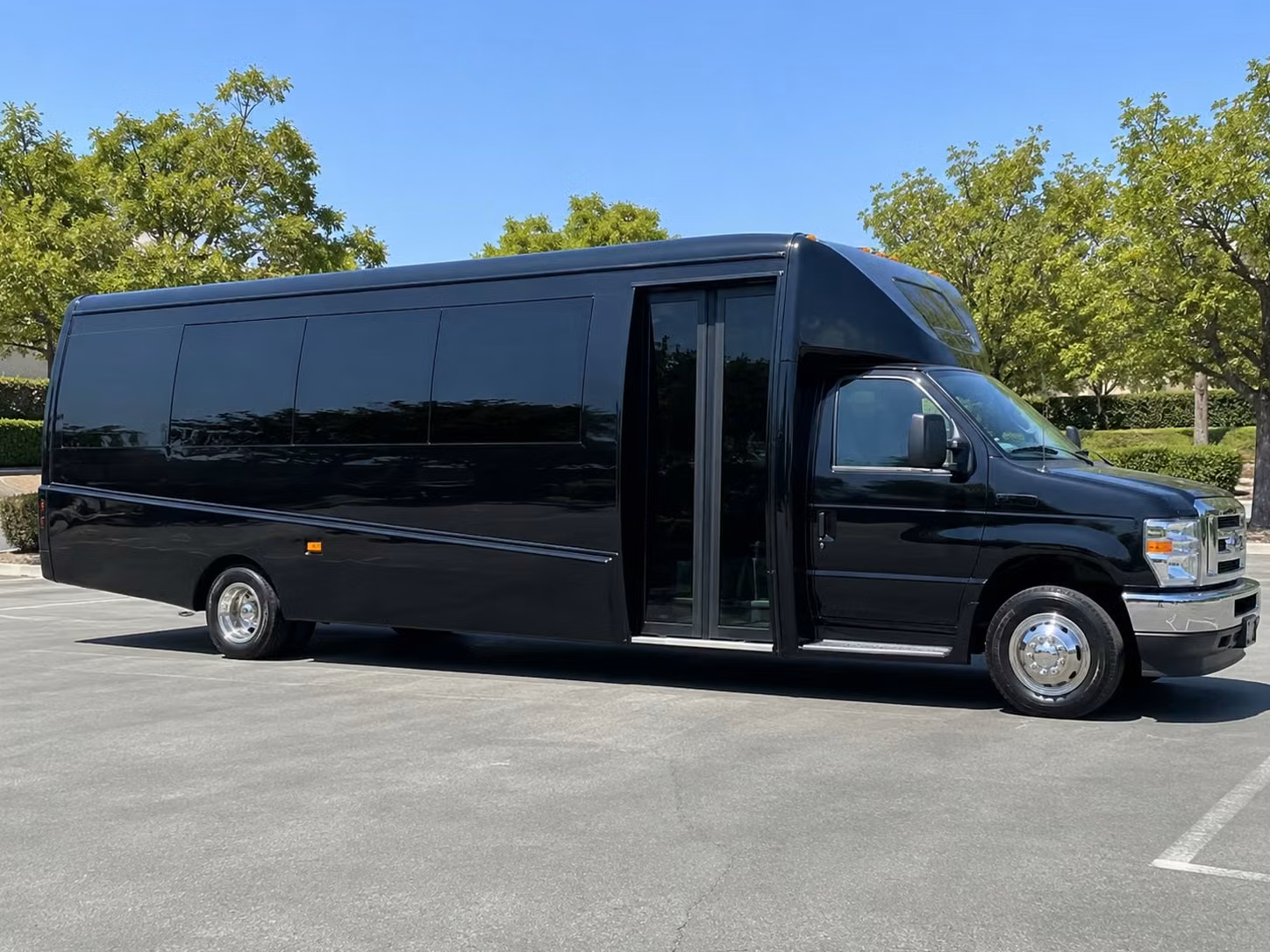 minibus rentals for smaller roswell concert groups